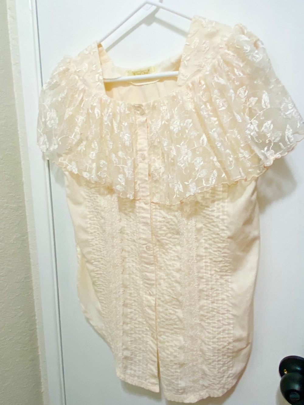 Fu Chu Fashion   Size M Women’s Peach Lace and Embroidered Collar Sleeveless Blo